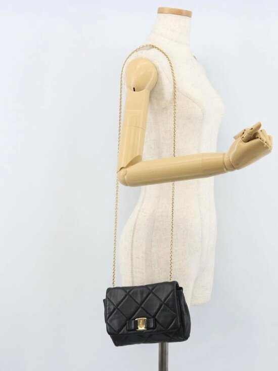 Salvatore Ferragamo Handbags - Salvatore Ferragamo Vala Chain Shoulder Bag Leather Black Gold Auth ARZ421A